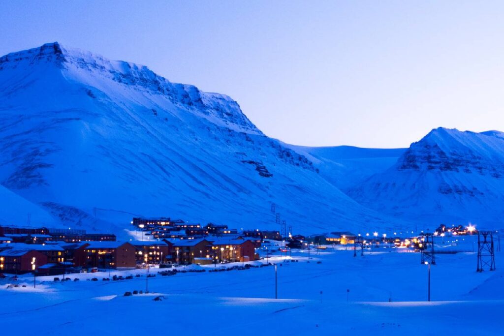 Longyearbyen in blue light_Håkon Daae Brensholm – Visit Svalbard